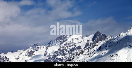 Panoramablick auf die schneebedeckten Berge, Gletscher und bewölkt blauer Himmel in schönen, sonnigen Tag. Kaukasus Berge im Winter. Region Swanetien in Georgien. Stockfoto