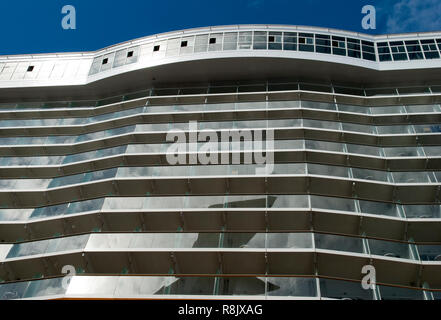 Die abstrakte Sicht auf Balkonen auf einem Kreuzfahrtschiff günstig in Nassau (Bahamas). Stockfoto