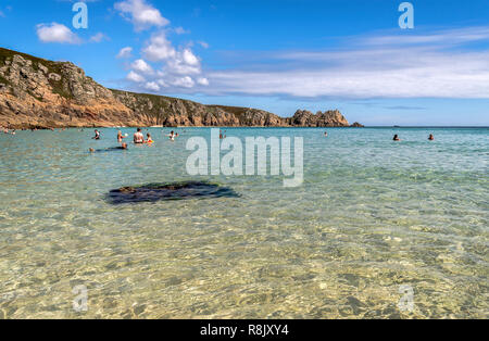 Schwimmen im klaren Wasser Porthcurno Beach West Cornwall GROSSBRITANNIEN Stockfoto