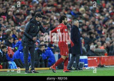 11. Dezember 2018, Liverpool, Liverpool, England, UEFA Champions League, Liverpool v Napoli; Jürgen Klopp Manager von Liverpool zieht Mohamed Salah (11) von Liverpool, um ihn zurück zu geben Anweisungen Credit: Mark Cosgrove/News Bilder Stockfoto