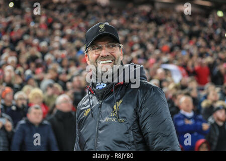 11. Dezember 2018, Liverpool, Liverpool, England, UEFA Champions League, Liverpool v Napoli; Jürgen Klopp Manager von Liverpool ist voller Lächeln vor Start der Credit: Mark Cosgrove/News Bilder Stockfoto