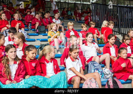 Schule Jungen und Mädchen im Sport an einer Grundschule Sport Tag in Sydney, Australien, einheitliche Stockfoto