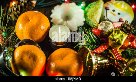Kerze leuchtet nicht. Um Tangerinen, Kerzen, Garland, Cookies und Weihnachtsbaum Stockfoto