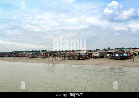 Sungai Lima, Malaysia Dezember 30, 2017: Eine Ansicht von einem Fischerdorf neben dem Meer in Bagan Sungai Lima von Pulau Ketam (Krabben Insel), Malaysia. Stockfoto