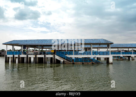 Bagan Sungai Lima Insel, Malaysia - 30. Dezember 2017: Der Steg von Kampung Bagan Sungai Lima, eine authentische chinesische Fischerdorf, Malaysia. - Stockfoto