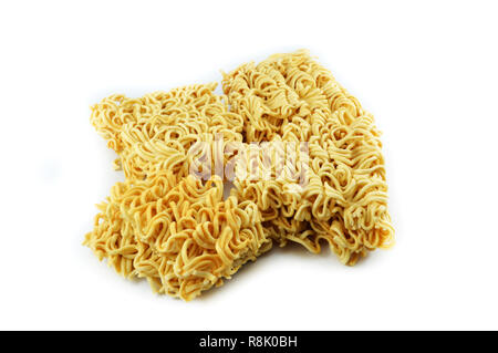 Trockene Nudeln isoliert/Gelb rohe Nudeln Essen gekocht, auf weißem Hintergrund Stockfoto