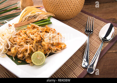 Gebratene Nudeln Thai Pad Thai mit Shrimps oder Krabben. Street Food. gebratene Nudeln mit Huhn und Garnelen Stockfoto