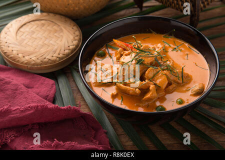 Thai Red Curry mit Rindfleisch Menü oder Thai name ist panaeng neur. Rindfleisch Menü mit Kokosmilch. Panaeng Curry mit Schweinefleisch auf hölzernen Tisch Stockfoto