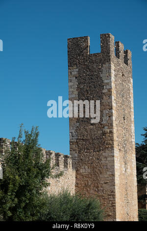 Die mittelalterlichen Mauern und Türme von Montblanc, die Hauptstadt der katalanischen Comarca Conca de Barbera, in der Provinz Tarragona. In der Nähe der Prades Stockfoto