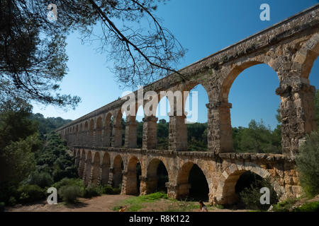 Die Ferreres Aquädukt, auch als "Pont del Diable (Teufelsbrücke), eine alte Brücke, Teil der römischen Wasserleitung gebaut, um Wasser zu versorgen bekannt Stockfoto