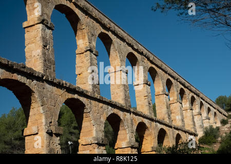 Die Ferreres Aquädukt, auch als "Pont del Diable (Teufelsbrücke), eine alte Brücke, Teil der römischen Wasserleitung gebaut, um Wasser zu versorgen bekannt Stockfoto