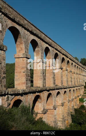 Die Ferreres Aquädukt, auch als "Pont del Diable (Teufelsbrücke), eine alte Brücke, Teil der römischen Wasserleitung gebaut, um Wasser zu versorgen bekannt Stockfoto