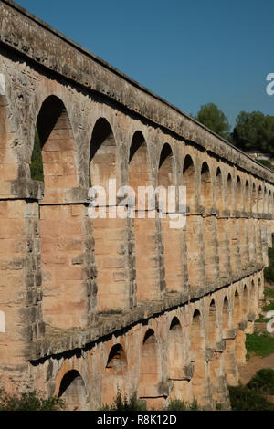 Die Ferreres Aquädukt, auch als "Pont del Diable (Teufelsbrücke), eine alte Brücke, Teil der römischen Wasserleitung gebaut, um Wasser zu versorgen bekannt Stockfoto