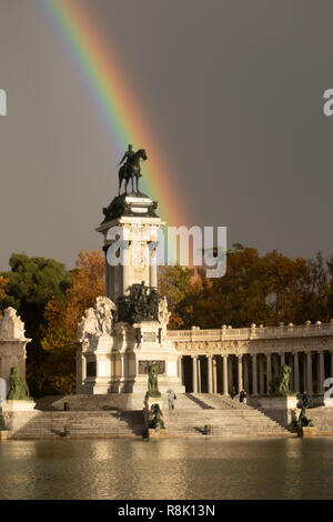 Schöne Doppelzimmer Regenbogen über dem Teich von Buen Retiro Park im Zentrum von Madrid, Spanien Stockfoto