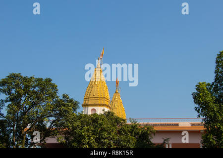 Indische goldene Tempel der Ansicht von oben, auf dem Hintergrund des blauen Himmels und tress Stockfoto