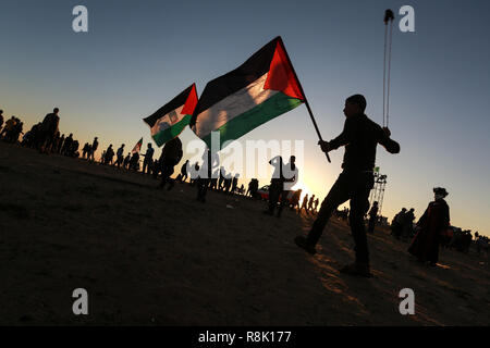 Gaza, Palästina. 14. Dezember 2018 israelische Truppen in den Palästinensischen Demonstranten einmischen, so wie Sie es ein Protest innerhalb der 'Große März zurück Bühne' d Stockfoto