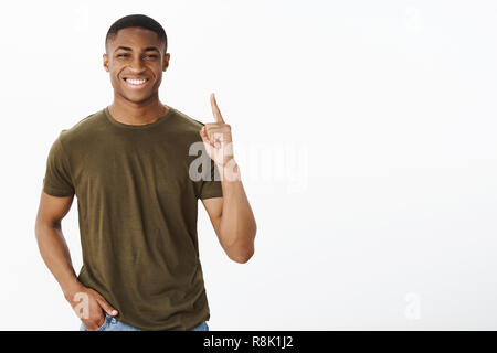Stolz darauf, die Nummer eins in der Firma. Portrait von fröhlichen und charismatische Schöner afrikanischer amerikanischer Mann lächelt breit angezeigt. index Finger nach oben zum Ausdruck bringen Glück und Freude Stockfoto