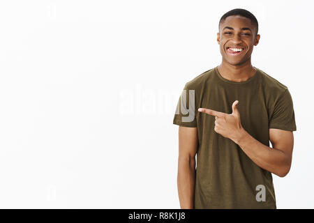 Taille-up Shot der Charismatischen flirty und schöne afrikanische amerikanische Sportler heraus haften Zunge, während lächelt Frech nach links in interessante, abwegigen Idee grinsend von Selbstzufriedenheit Stockfoto