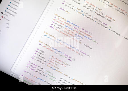Bunte Programmierung PHP und HTML-Quellcode auf einem Monitor von einem jungen Programmierer geschrieben. Stockfoto