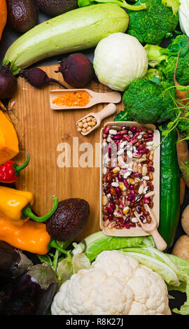 Frische super Essen Konzept mit Gemüse und Bohnen Nahrungsmittel hoch in der Faser, Anthocyane, Antioxidantien, smart Kohlenhydrate, Mineralstoffe und Vitamine in Holz Stockfoto