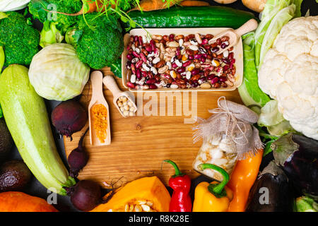 Frische Zutaten für gesundes Kochen. Gemüse, Bohnen, Linsen, Zwiebeln, Knoblauch, Kichererbsen. Sauber. Das Essen. Ansicht von oben. Diät- oder vegetarische Kost Konzept. Stockfoto
