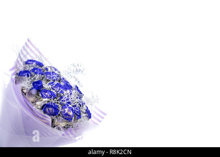 Blumenstrauß aus Rosen, blaue Ecke Komposition mit Copyspace, auf weißem Hintergrund Stockfoto