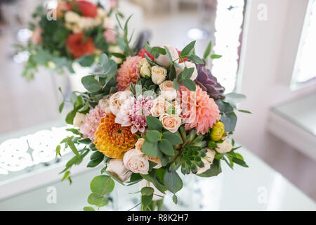 Helle wedding bouquet von Sommer Dahlien und Rosen Stockfoto