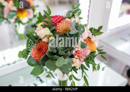 Helle wedding bouquet von Sommer Dahlien und Rosen Stockfoto