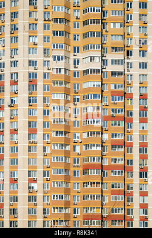 Vertikale Fassade eines großes mehrstöckiges Wohnhaus mit vielen Apartments Vorderansicht closeup Stockfoto