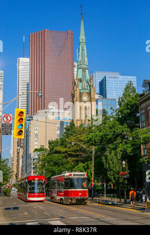 Kanada, Provinz Ontario, Stadt Toronto, Downtown, King Street East, Straßenbahnen und St. James Cathedral, St. James (bischöfliche) der Anglikanischen Kirche von Kanada Stockfoto