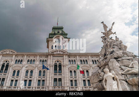 Der Brunnen der vier Kontinente und das Rathaus, der Piazza Unità d'Italia, Triest, Friaul-Julisch Venetien, Italien Stockfoto