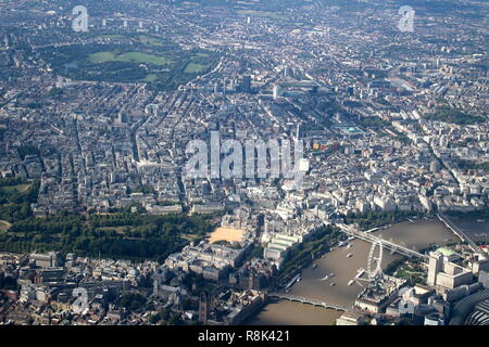 Antenne von London über die Themse und London Eye Stockfoto