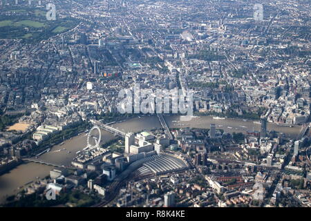 Luftaufnahme von London, das London Eye und die Themse. Stockfoto