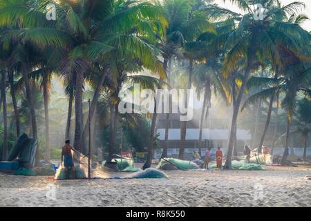 Indien, Bundesstaat Kerala, Mararikulam abgeleitet, Marari Beach, Fischer sammeln Fisch aus ihre Netze. Stockfoto