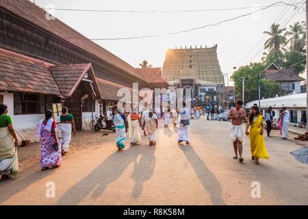 Indien, Bundesstaat Kerala, Thiruvananthapuram (Trivandrum), Hauptstadt von Kerala, Pilger zu Padmanabhaswamy Hindu Tempel aus dem 16. Jahrhundert Stockfoto