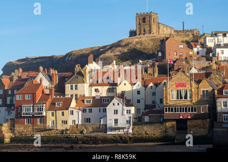 Winter Sonnenlicht auf die Marienkirche und das Rote pantile Dächer der Altstadt, Whitby, North Yorkshire, Großbritannien Stockfoto