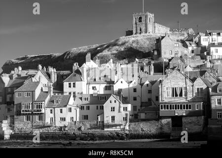 Gespenstisches Licht auf St Marys Kirche, East Cliff, Whitby, North Yorkshire, Großbritannien Stockfoto