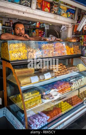 Indien, Bundesstaat Kerala, Kozhikode oder Calicut, halwa Shop, Spezialität von Calicut Stockfoto