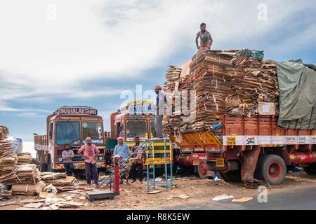 Indien, Bundesstaat Kerala, Kozhikode oder Calicut, Karton-Recycling Stockfoto