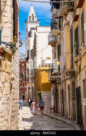 Italien, Apulien, Trani, Gasse der Altstadt, der Glockenturm der Kathedrale im Hintergrund Stockfoto