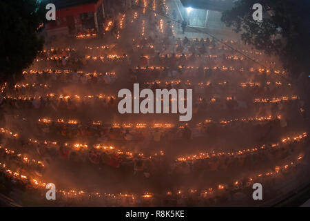 Narayanganj, Bangladesch - 03.November 2015: Tausende von hinduistischen Gläubigen beachten Sie die heiligen Festival der Rakher Upobash oder Kartik Das Brati bei Shri Shri Lokna Stockfoto