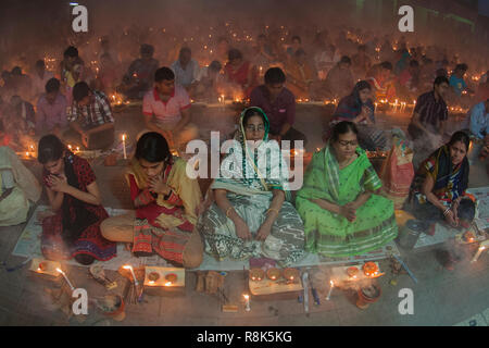 Narayanganj, Bangladesch - 03.November 2015: Tausende von hinduistischen Gläubigen beachten Sie die heiligen Festival der Rakher Upobash oder Kartik Das Brati bei Shri Shri Lokna Stockfoto