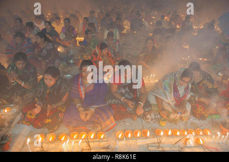 Narayanganj, Bangladesch - 03.November 2015: Tausende von hinduistischen Gläubigen beachten Sie die heiligen Festival der Rakher Upobash oder Kartik Das Brati bei Shri Shri Lokna Stockfoto