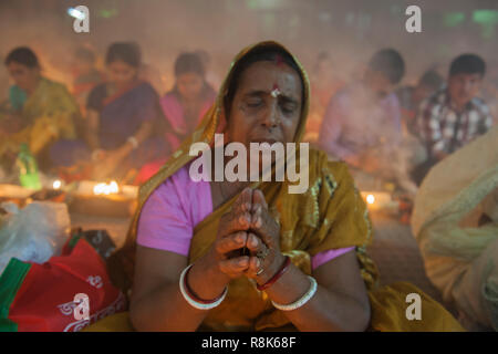 Narayanganj, Bangladesch - 03.November 2015: Tausende von hinduistischen Gläubigen beachten Sie die heiligen Festival der Rakher Upobash oder Kartik Das Brati bei Shri Shri Lokna Stockfoto