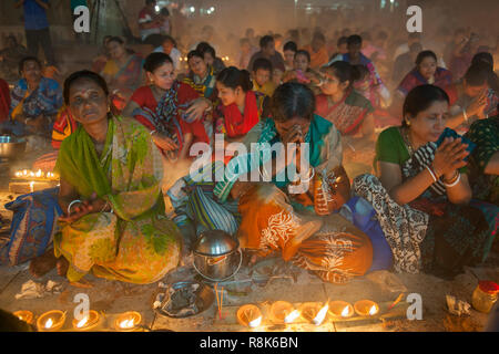 Narayanganj, Bangladesch - 03.November 2015: Tausende von hinduistischen Gläubigen beachten Sie die heiligen Festival der Rakher Upobash oder Kartik Das Brati bei Shri Shri Lokna Stockfoto