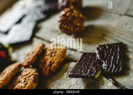 Schwarze Schokolade mit Minze Creme auf Holz- Hintergrund Stockfoto