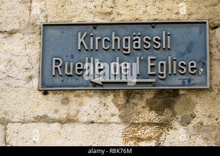 Schweiz, Kanton Bern, Biel oder Biel, Altstadt, Zweisprachiges Schild von eine straße Stockfoto
