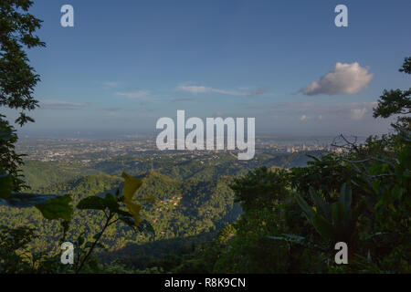 Überblick einen kurzen Sightseeing - Aufenthalt punkt Tops Cebu City View Point Tourist Spot zu Cebu-Mandaue - Mactan-Olango mit Mactan Bridge Stockfoto