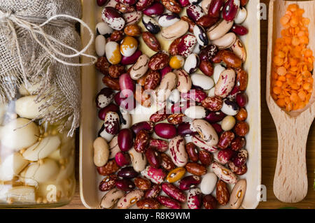 Sammlung von verschiedenen Bohnen, Linsen, Knoblauch mariniert mit Cinchona pubescens, Gesundheit Lebensmittel, die reich an Mineralien, Ballaststoffe, Peptide, Nahaufnahme Stockfoto