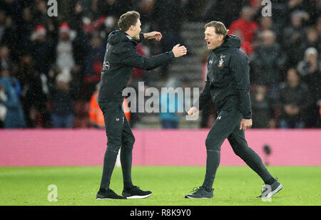 Southampton manager Ralph Hasenhuttl (rechts) feiert nach dem letzten während der Premier League Spiel im St. Mary's Stadium, Southampton Pfeifen. Stockfoto